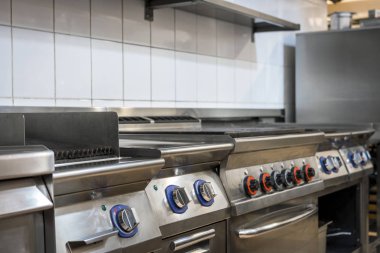 Restorandaki modern mutfak.