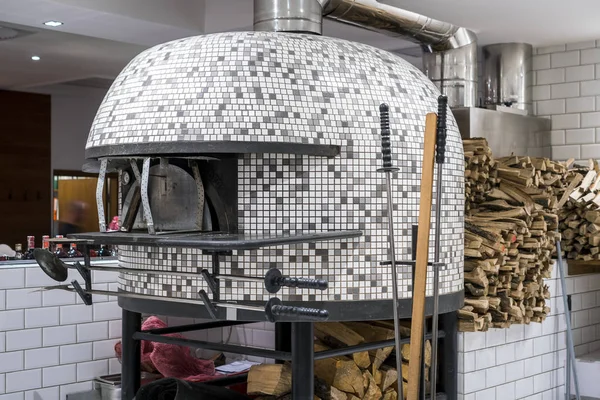 Cuisinière à pizza italienne — Photo