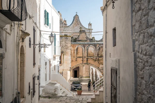 Straat leidt tot kathedraal in Ostuni, Italië — Stockfoto