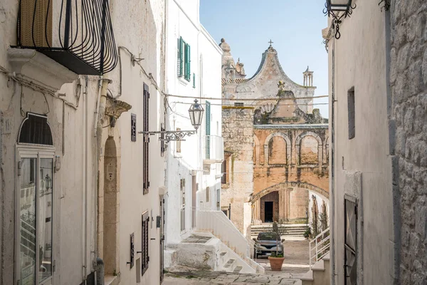 Straat leidt tot kathedraal in Ostuni, Italië — Stockfoto