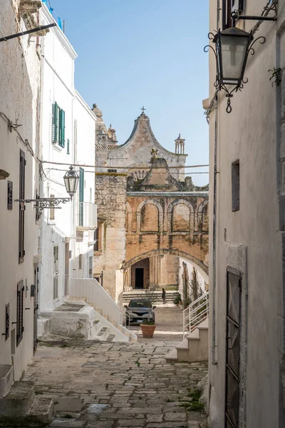 Straat leidt tot kathedraal in Ostuni, Italië — Stockfoto