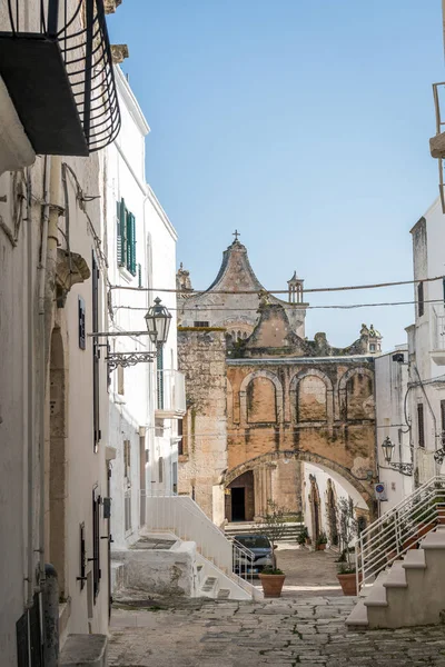 Straat leidt tot kathedraal in Ostuni, Italië — Stockfoto