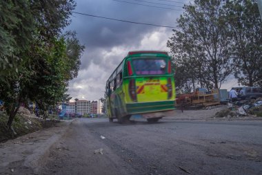 Nairobi, Kenya sermaye şehir renkli otobüs