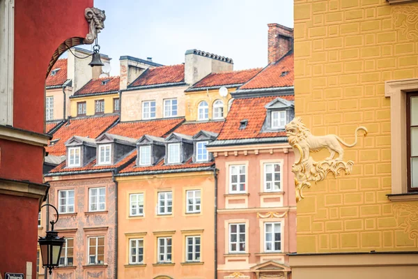 A város központjában Varsó, Polan-gyönyörű színes bérházak — Stock Fotó