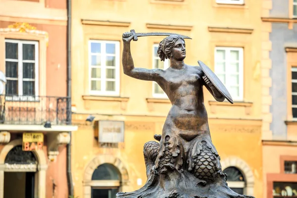 Estátua da sereia no centro da cidade de Varsóvia, Polônia — Fotografia de Stock