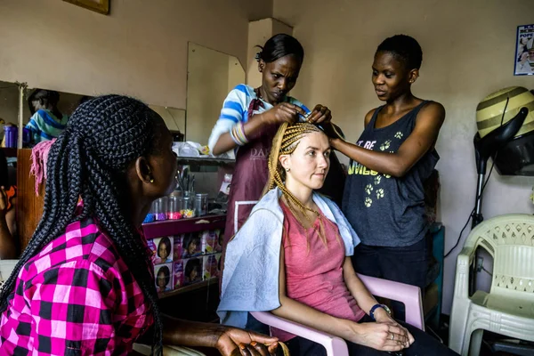 Braiding in hairdresser salon in Nairobi, Kenya — Stock Photo, Image