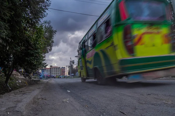五颜六色的公共汽车在内罗毕, 肯尼亚的首都 — 图库照片