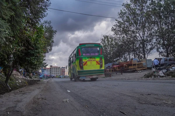 五颜六色的公共汽车在内罗毕, 肯尼亚的首都 — 图库照片