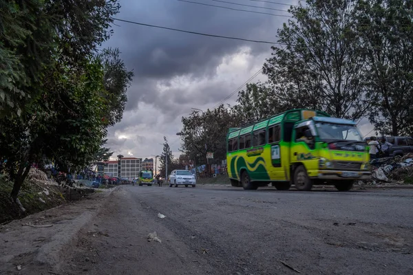 Nairobi, Kenya sermaye şehir renkli otobüs — Stok fotoğraf