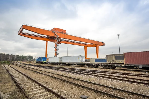 Grúa aérea industrial enorme y ferrocarril — Foto de Stock