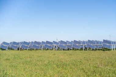 Yeşil çimenlerin üzerinde küçük güneş panelleri
