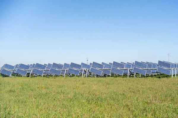 Pequenos painéis solares na grama verde — Fotografia de Stock