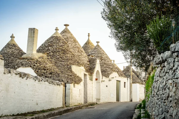 Geleneksel trulli evler Arbelobello, Puglia, İtalya — Stok fotoğraf