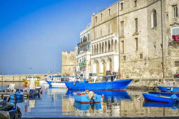Голубые лодки в море Монополи, Италия — стоковое фото