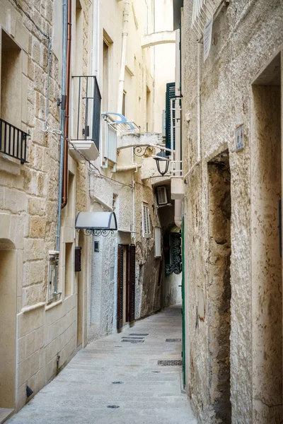 Encantadora rua de Monopoli, Itália — Fotografia de Stock