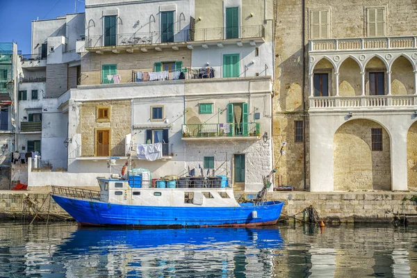 Barche blu nel porto di Monopoli, Italia — Foto Stock