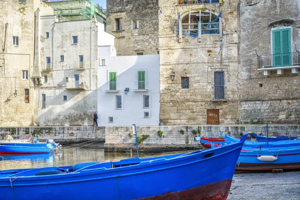 Barcos azules en puerto de Monopoli, Italia — Foto de Stock