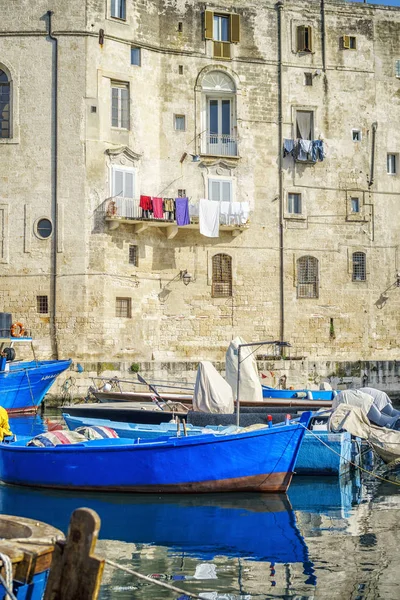 Голубые лодки в море Монополи, Италия — стоковое фото
