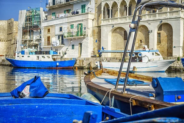 レッチェ、イタリアの港で青いボート — ストック写真
