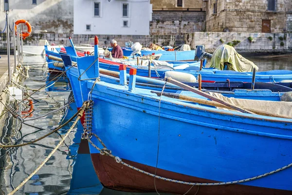レッチェ、イタリアの港で青いボート — ストック写真