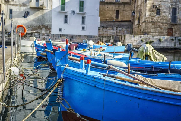 レッチェ、イタリアの港で青いボート — ストック写真