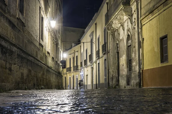 Rue de Brindisi la nuit avec couple disparu, Italie — Photo