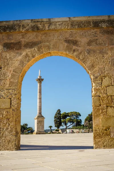 Monumento por santuario en Leuca, Puglia, Italia — Foto de Stock