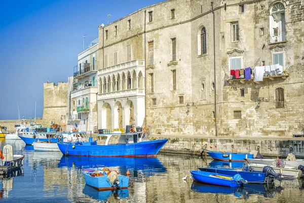 Blauwe boten in de zeehaven van Monopoli, Italië — Stockfoto