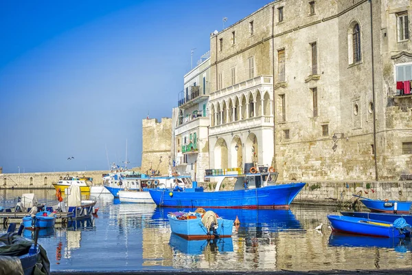 Blauwe boten in de zeehaven van Monopoli, Italië — Stockfoto