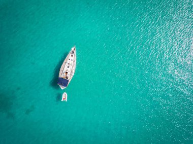 Adriyatik Denizi, İtalya üzerinde demirli White Yat