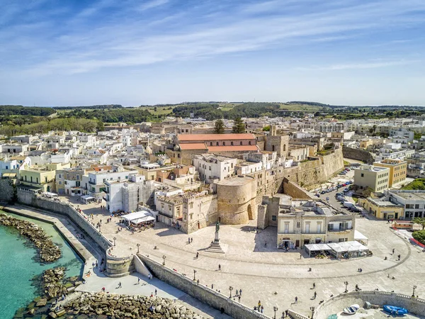 Otranto con castillo aragonés, Apulia, Italia — Foto de Stock