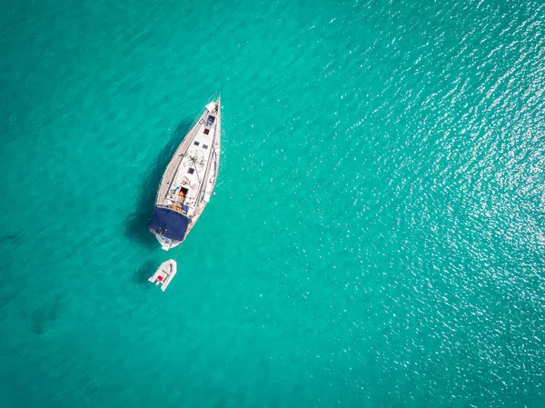 Vita yacht förtöjda på Adriatiska havet, Italien — Stockfoto