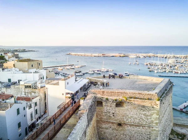 Otranto con castillo aragonés, Apulia, Italia — Foto de Stock