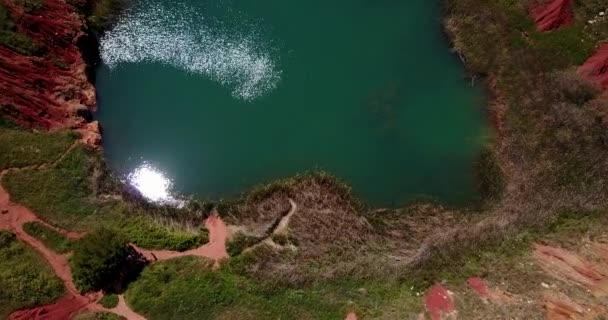 Lac de carrière de bauxite à Otranto, Italie — Video