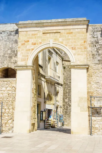 Entrada al castillo medieval en Otranto, Italia — Foto de Stock