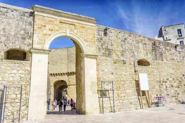 Ingang naar middeleeuwse kasteel in Otranto, Italië — Stockfoto