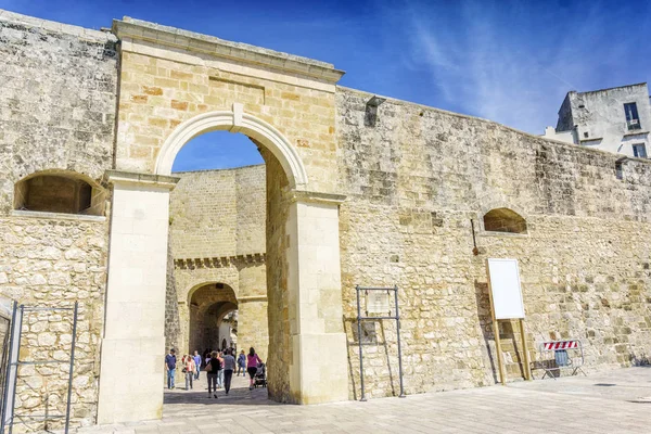 Eingang zur mittelalterlichen Burg in otranto, italien — Stockfoto