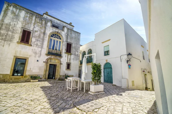 Praça mediterrânea bonita em Otranto, Itália — Fotografia de Stock