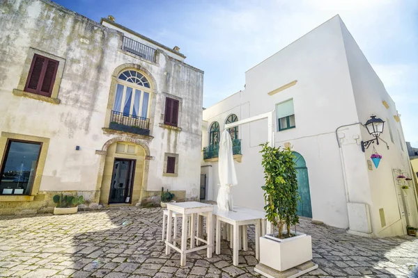 Praça mediterrânea bonita em Otranto, Itália — Fotografia de Stock