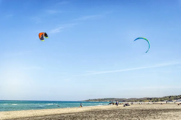 Kite surfers op rustige Italiaanse strand, Puglia — Stockfoto