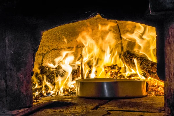 Deliciosa comida en horno con leña — Foto de Stock