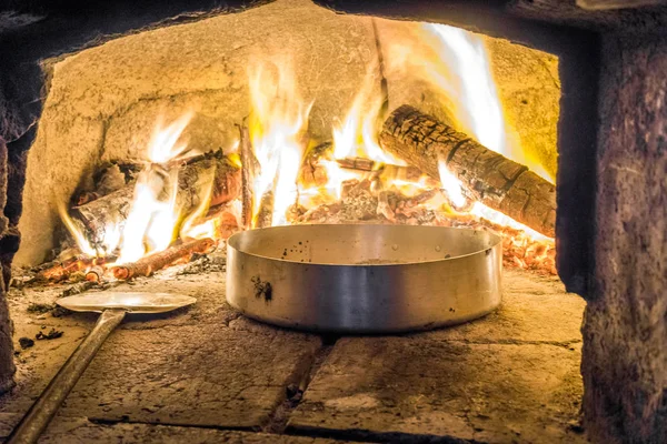 Deliciosa comida en horno con leña —  Fotos de Stock