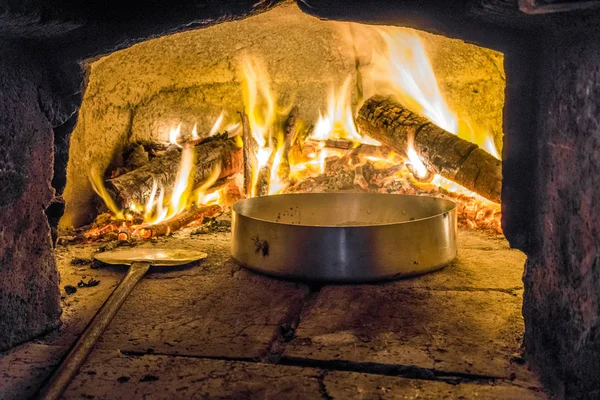 Deliciosa comida en horno con leña —  Fotos de Stock