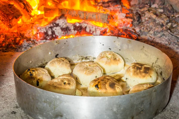 Deliciosa comida en horno con leña —  Fotos de Stock