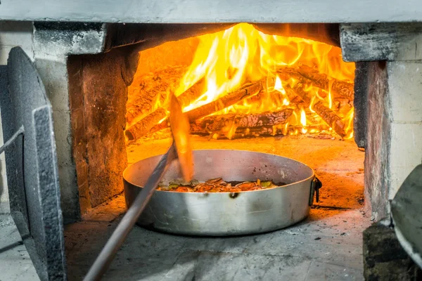Délicieuse pizza au four avec bois de chauffage — Photo