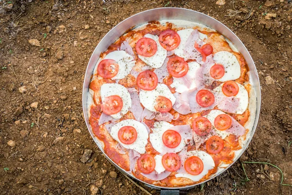 Deliciosa pizza na panela do forno no chão natural — Fotografia de Stock