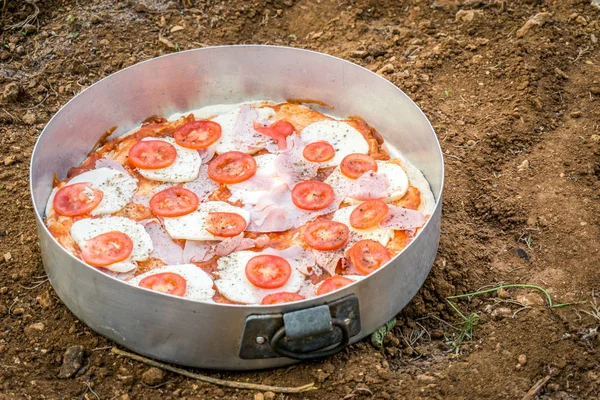 Deliciosa pizza en la sartén del horno en suelo natural — Foto de Stock