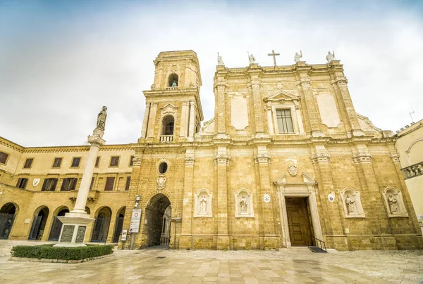 Catedral en el centro de Brindisi, Italia —  Fotos de Stock
