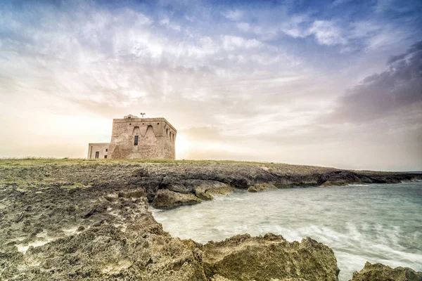 Wunderschöne mediterrane Landschaft mit mittelalterlichem Turm, Torre Gua — Stockfoto