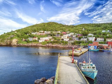 Yaz günbatımı, Newfoundland sırasında iki iskeleleri ile küçük liman,